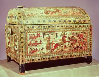 Tutanchamun auf seinem Streitwagen, der Asiaten angreift, Seite einer Truhe, Neues Reich, ca. 1340 v. Chr. (bemaltes Holz)